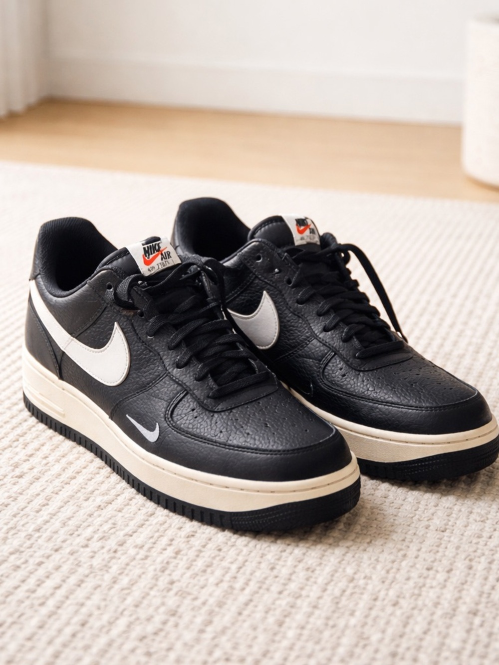 Nike Men's Low-Top Sneakers in Black and White